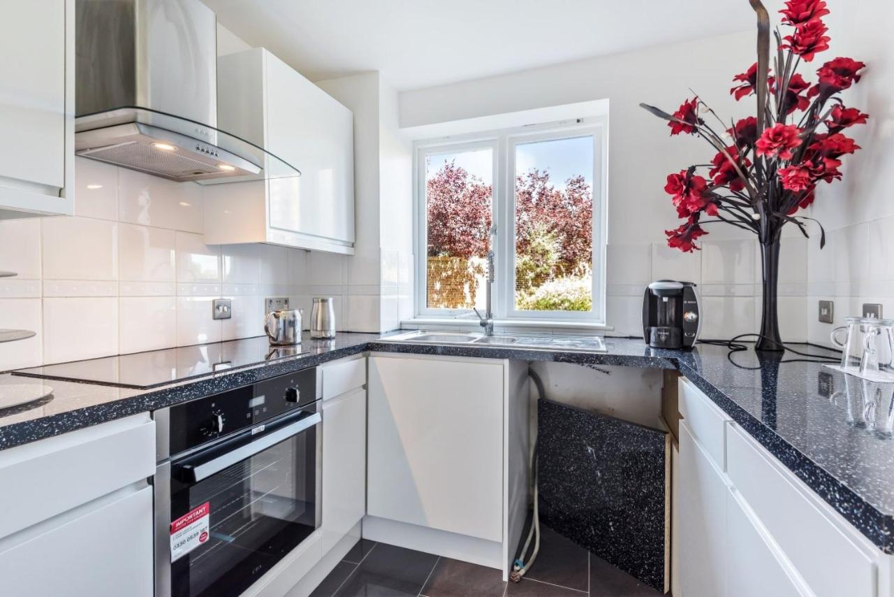 2 Bed Flat, Dedicated Workspace, Parking, 4Ktv Londýn Exteriér fotografie