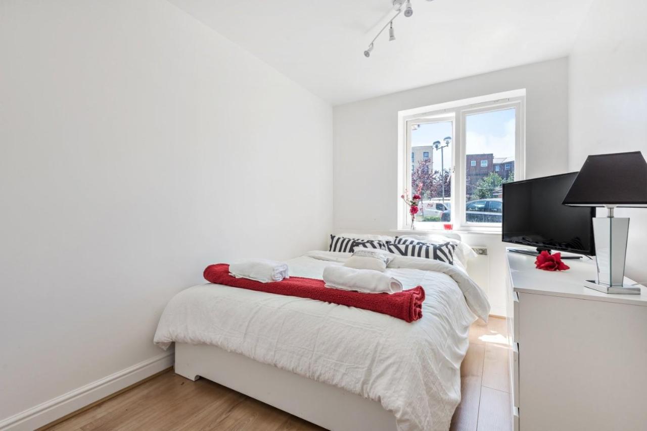 2 Bed Flat, Dedicated Workspace, Parking, 4Ktv Londýn Exteriér fotografie
