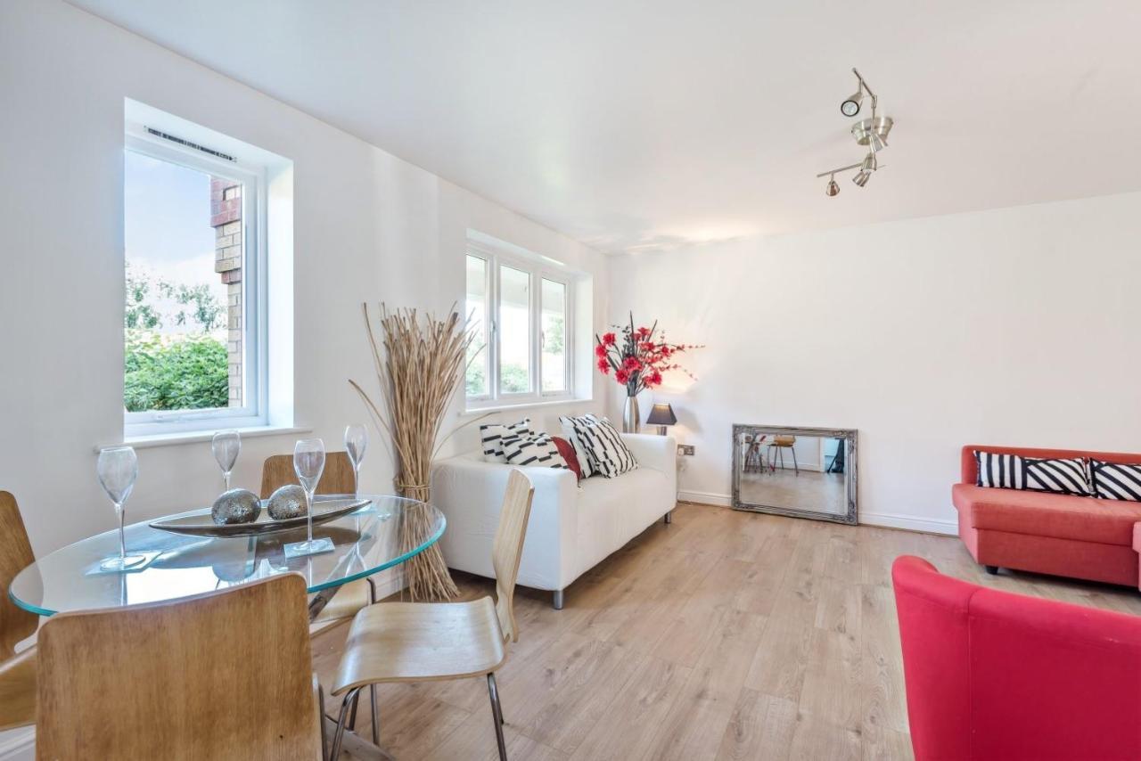 2 Bed Flat, Dedicated Workspace, Parking, 4Ktv Londýn Exteriér fotografie
