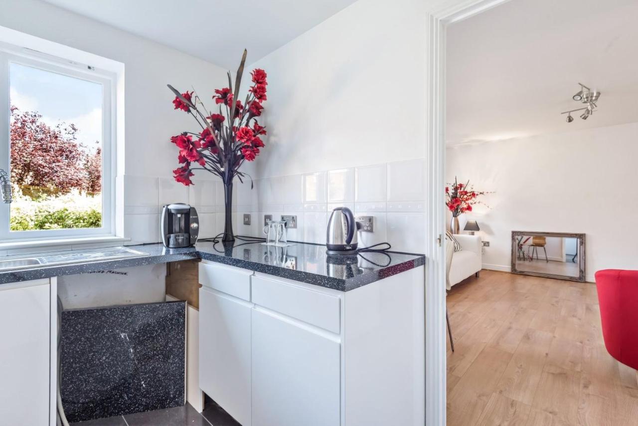 2 Bed Flat, Dedicated Workspace, Parking, 4Ktv Londýn Exteriér fotografie